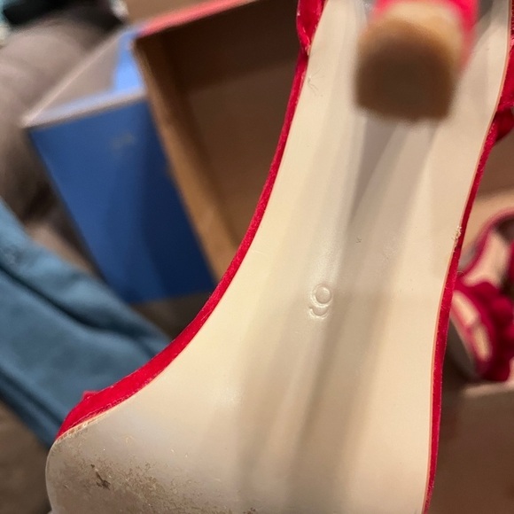 Size 6 red ruffle heels 👠 - Picture 4 of 4